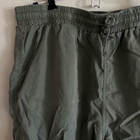 Universal Thread Green Drawstring Shorts - Picture 3 of 7